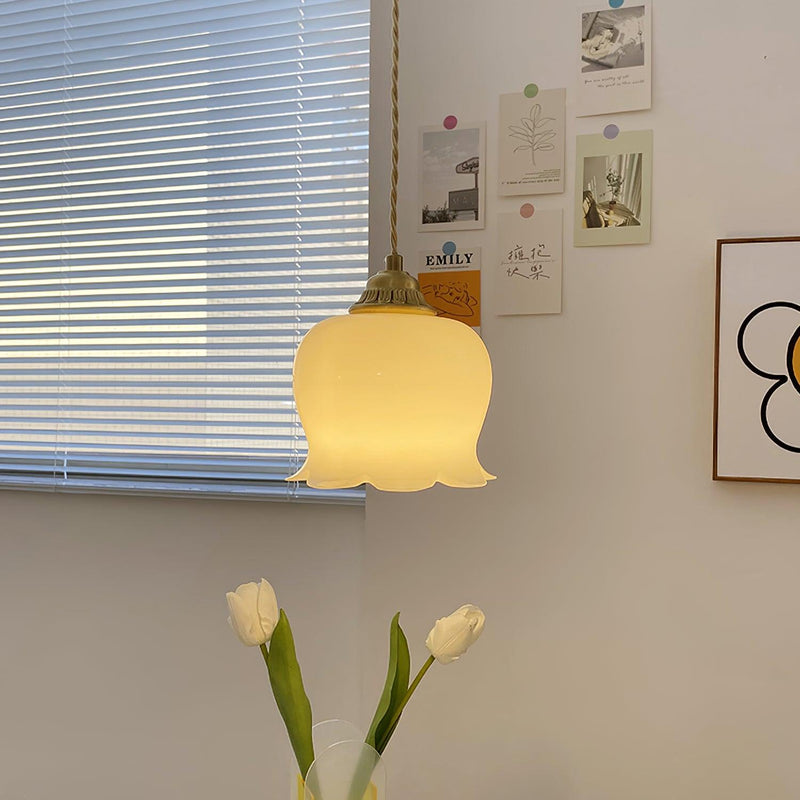 Talblume Pendant Light – Brass & Resin Floral-Inspired Design