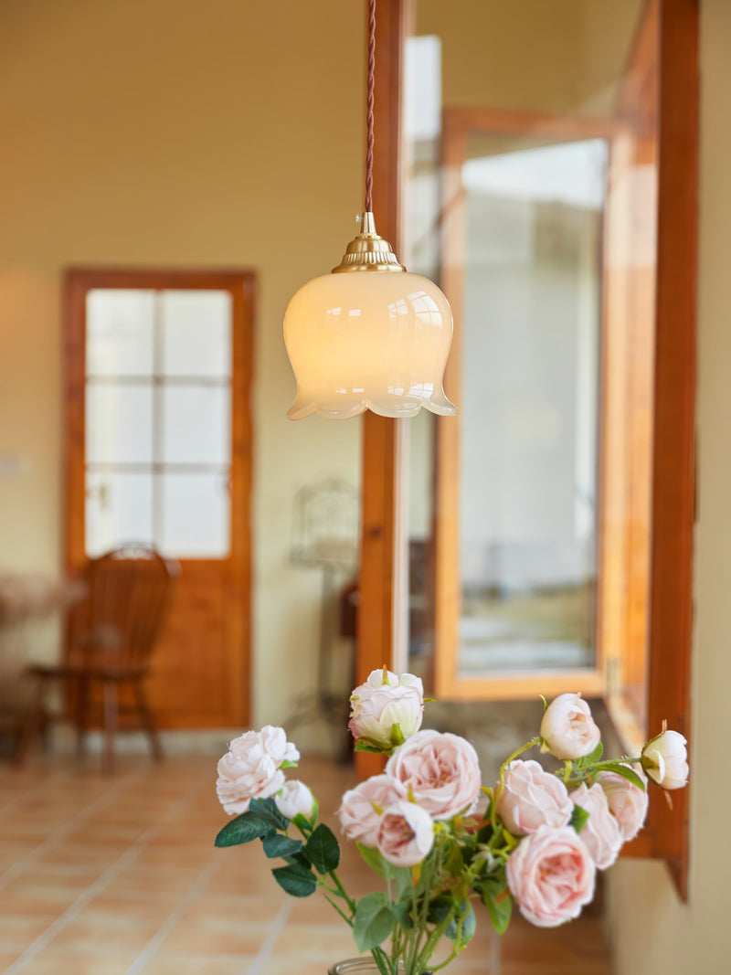 Talblume Pendant Light – Brass & Resin Floral-Inspired Design