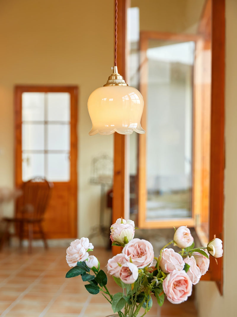 Talblume Pendant Light – Brass & Resin Floral-Inspired Design