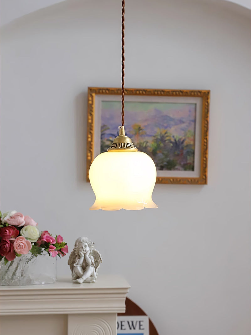 Talblume Pendant Light – Brass & Resin Floral-Inspired Design