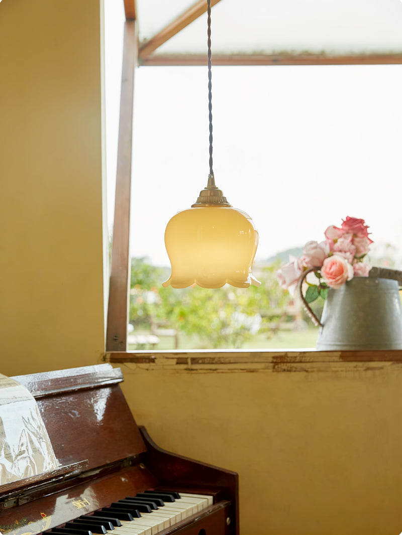 Talblume Pendant Light – Brass & Resin Floral-Inspired Design